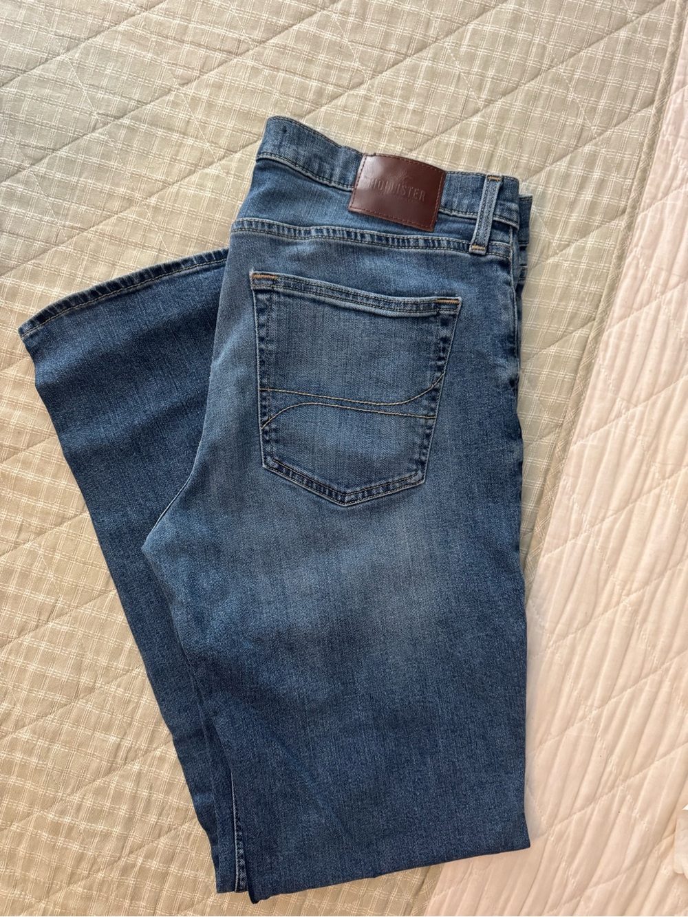 Hollister Straight Fit Jeans in Blue Wash